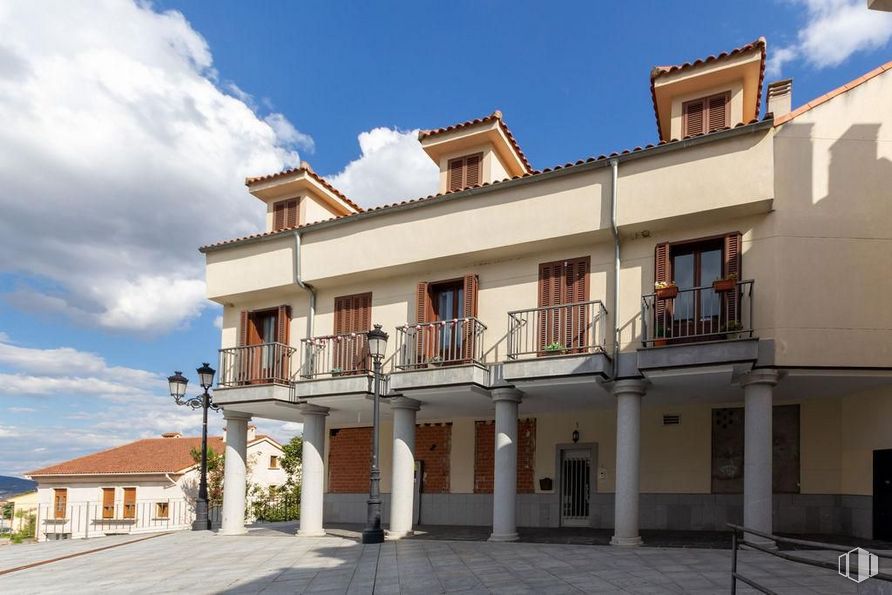 Retail for sale at Centro urbano, Venturada, Madrid, 28729 with house, window, cloud, sky, building, plant, door, urban design, residential area and facade around