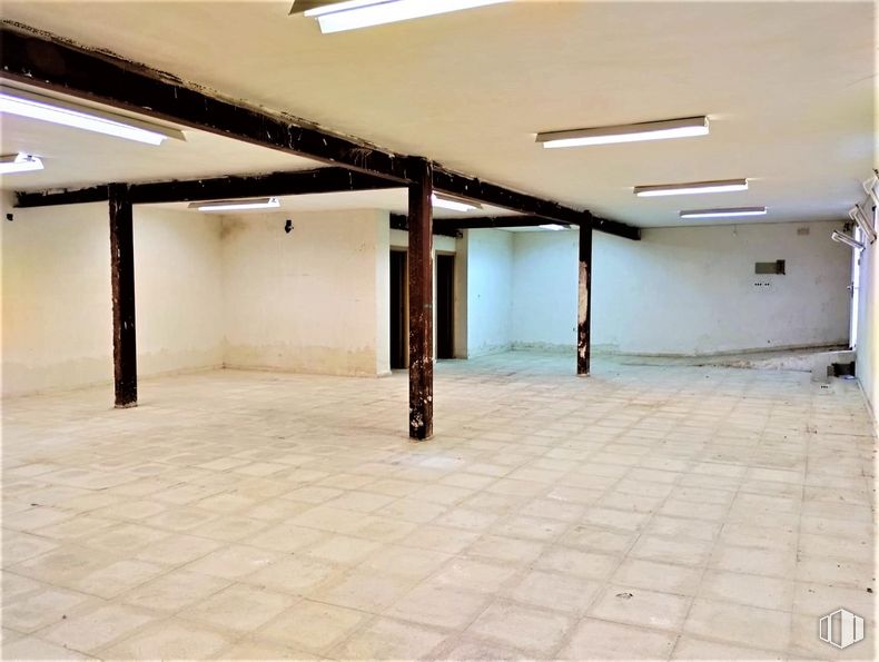 Local en alquiler y venta en Zona Centro, Aranjuez, Madrid, 28300 con alumbrado, accesorio, suelo, hall, suelos, material compuesto, techo, tintes y matices, columna y aparcamiento alrededor