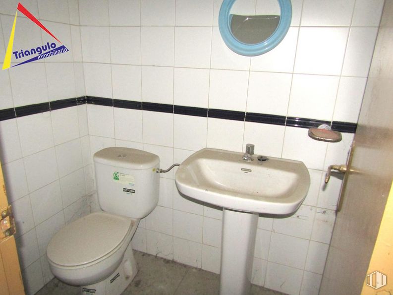 Retail for sale & for rent at Calle Roble,11, Segovia, 40002 with sink, toilet, property, photograph, plumbing fixture, purple, blue, tap, light and bathroom sink around