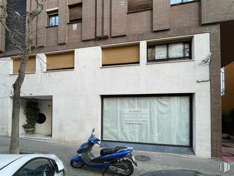 Local en alquiler en Calle Fernández de la Hoz, 46, Chamberí, Madrid, 28010 con motocicleta, coche, neumático, ventana, edificio, vehículo terrestre, rueda, propiedad, vehículo y iluminación automotriz alrededor