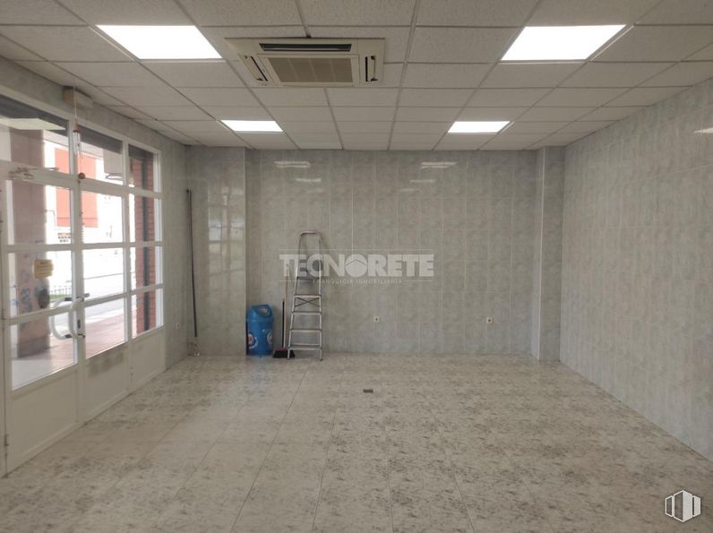 Retail for rent at Zona Manantiales, Guadalajara, 19004 with ladder, light fixture, lighting, hall, fixture, flooring, window, ceiling, building and concrete around