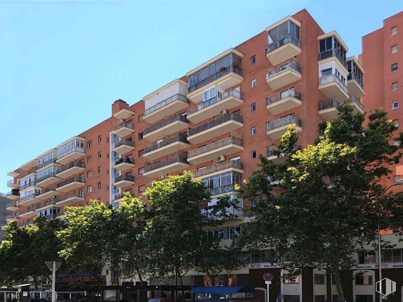 Retail for sale at Calle José Castán Tobeñas, 1, Tetuán, Madrid, 28020 with building, window, sky, tree, tower block, urban design, neighbourhood, condominium, plant and fixture around