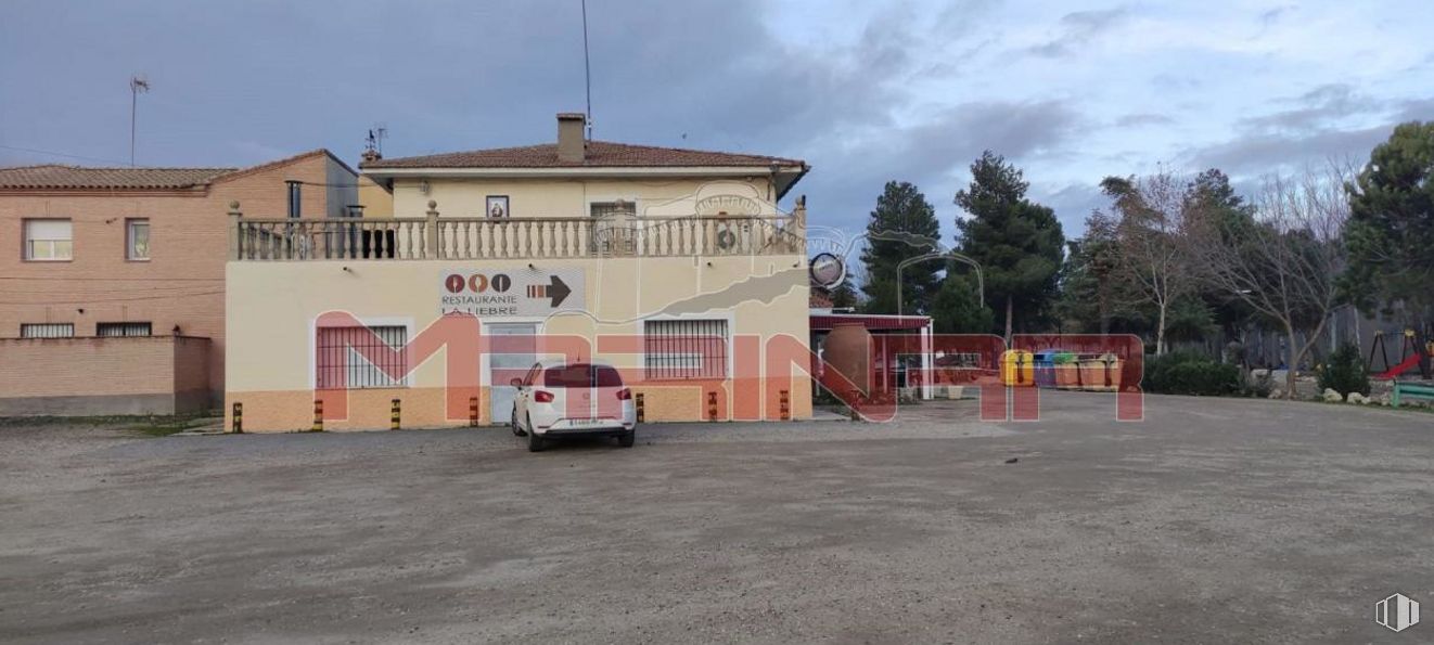 Retail for sale at Carretera Serranillos, Yeles, Toledo, 45220 with building, automotive parking light, sky, cloud, vehicle, motor vehicle, window, wheel, tire and car around