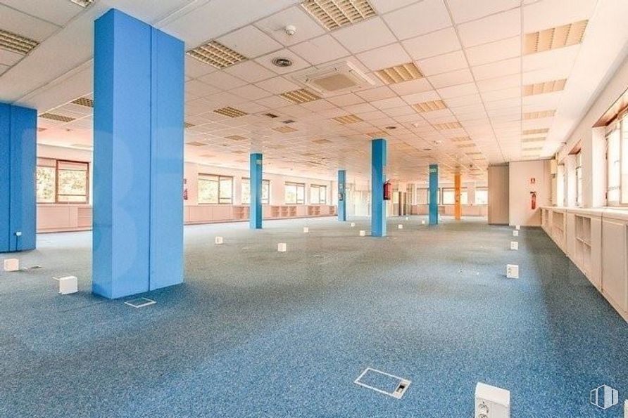 Oficina en alquiler y venta en Calle Rosa de Lima, Las Rozas de Madrid, Madrid, 28290 con azul, pasillo, diseño de interiores, accesorio, pavimento, piso, techo, material compuesto, espacio y ciudad alrededor