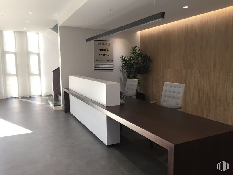 Oficina en alquiler en Calle La Granja, 30, Alcobendas, Madrid, 28100 con planta de interior, planta, mesa, planta de casa, edificio, maceta, madera, diseño de interiores, escritorio, suelo y piso alrededor