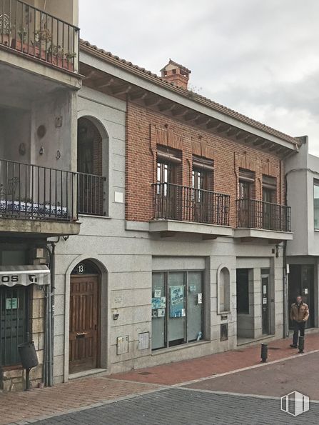 Local en alquiler y venta en Plaza Pueblo, 13, Colmenar Viejo, Madrid, 28770 con puerta, persona, cielo, nube, ventana, edificio, barrio, ladrillo, pared y fachada alrededor