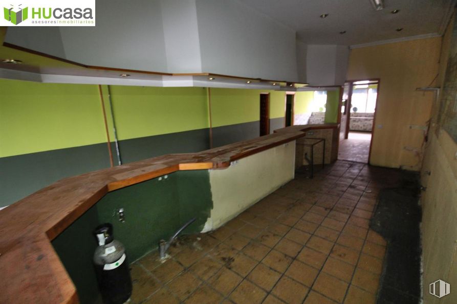 Retail for rent at Avenida Santa Bárbara, Toledo, 45006 with bottle, flooring, ceiling, fixture, room, event, hardwood, handrail and wood around