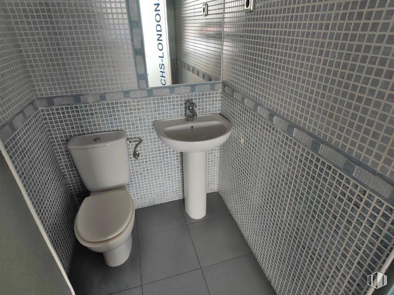 Retail for sale at Calle Manacor, 3, Humanes de Madrid, Madrid, 28970 with toilet, sink, property, plumbing fixture, purple, bathroom, lighting, interior design, architecture and floor around