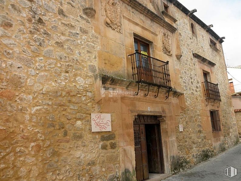 Retail for sale at Zona Centro, Sepúlveda, Segovia, 40300 with door, window, plant, building, wood, tree, house, facade, rural area and street light around