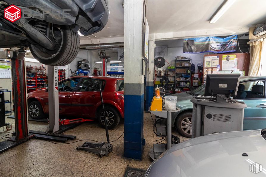 Nave en venta en Calle Juan Pascual de Mena, La Latina, Madrid, 28011 con coche, neumático, rueda, vehículo, neumático de automoción, vehículo de motor, diseño automovilístico, banda de rodadura, capó y iluminación del automóvil alrededor