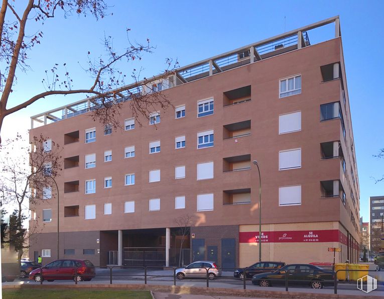 Retail for sale at Calle Muntadas, 2, La Latina, Madrid, 28044 with car, building, sky, daytime, property, window, wheel, tire, vehicle and tower block around