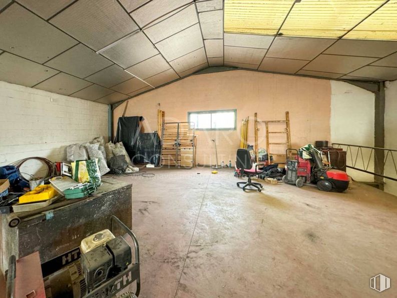 Industrial for sale at Avenida Colada de Pozuelo, Alcorcón, Madrid, 28925 with window, ceiling, floor, flooring, beam, building material, plywood, shed, attic and basement around