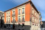 Retail for rent at Plaza Catedral, 13, Ávila, 05001 with building, sky, window, cloud, fixture, urban design, neighbourhood, material property, residential area and facade around