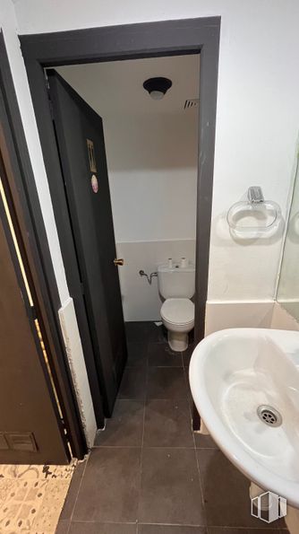 Local en venta en Calle Cristóbal Bordiú, Chamberí, Madrid, 28003 con inodoro, fregadero, accesorios de fontanería, grifo, lavabo, asiento del inodoro, edificio, cuarto de baño, interiorismo y madera alrededor