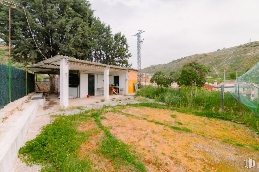 Land for sale at Calle San Roque, Valverde de Alcalá, Madrid, 28812 with plant, sky, plant community, green, window, cloud, tree, building, land lot and grass around