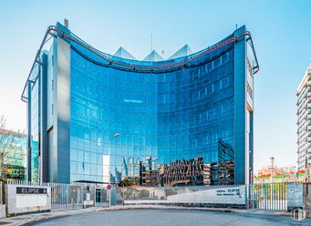 Oficina en alquiler en Elipse, Avenida Manoteras, 18, Hortaleza, Madrid, 28050 con edificio, cielo, día, rascacielos, agua, bloque de torres, diseño urbano, condominio, torre y fachada alrededor