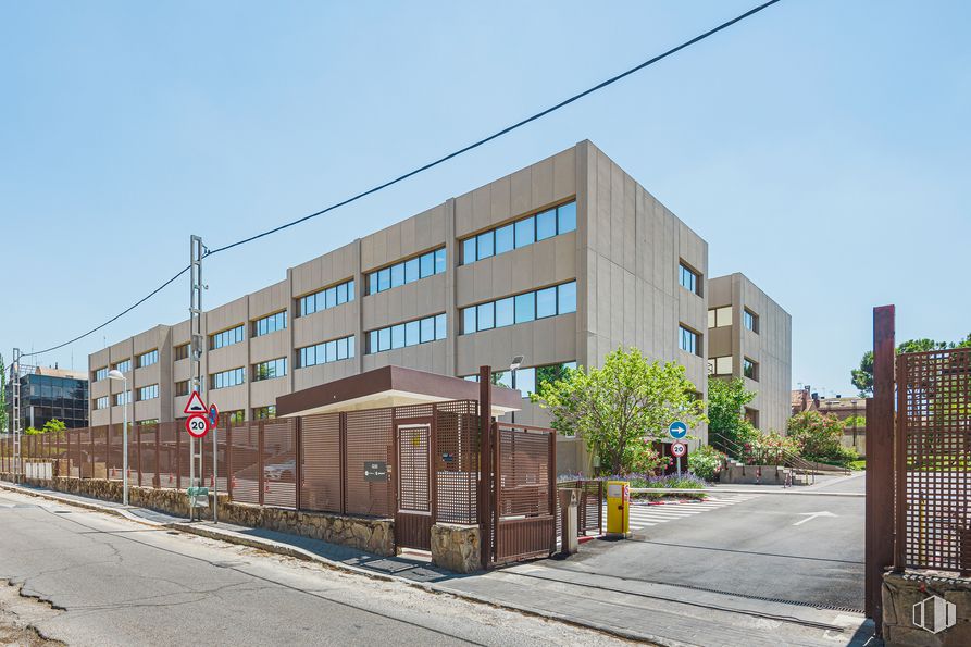 Oficina en alquiler en Calle Gobelas, 35-37, Moncloa - Aravaca, Madrid, 28023 con edificio, cielo, propiedad, planta, luz de la calle, asfalto, superficie de la carretera, diseño urbano, terreno y barrio alrededor