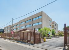 Office for rent at Calle Gobelas, 35-37, Moncloa - Aravaca, Madrid, 28023 with building, sky, property, plant, street light, asphalt, road surface, urban design, land lot and neighbourhood around