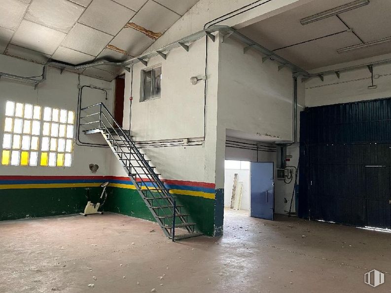 Industrial for sale at Calle Hierro, 6, Cobeña, Madrid, 28863 with ladder, window, door, building, fixture, floor, composite material, flooring, concrete and ceiling around