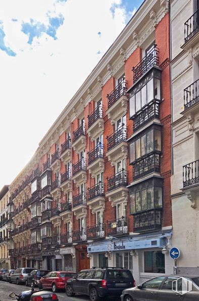 Oficina en alquiler en Calle Santa Teresa, 12, Centro, Madrid, 28004 con coche, neumático, cielo, nube, vehículo terrestre, rueda, edificio, vehículo, ventana y condominio alrededor