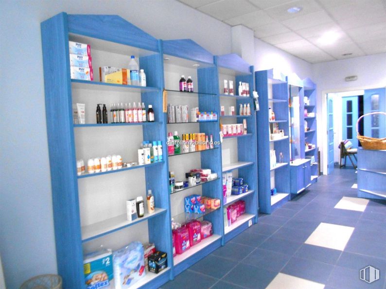 Retail for rent at Zona Sur, Ávila, 05003 with shelving, shelf, medical, retail, pharmacy, health care and cleanliness around