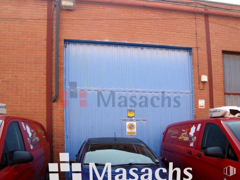 Nave en venta en Zona Industrial, Alcobendas, Madrid, 28100 con coche, camioneta, ventana, luz de estacionamiento, vehículo de motor, vehículo, iluminación del automóvil, diseño automovilístico, neumático de automoción y luces traseras y de freno alrededor