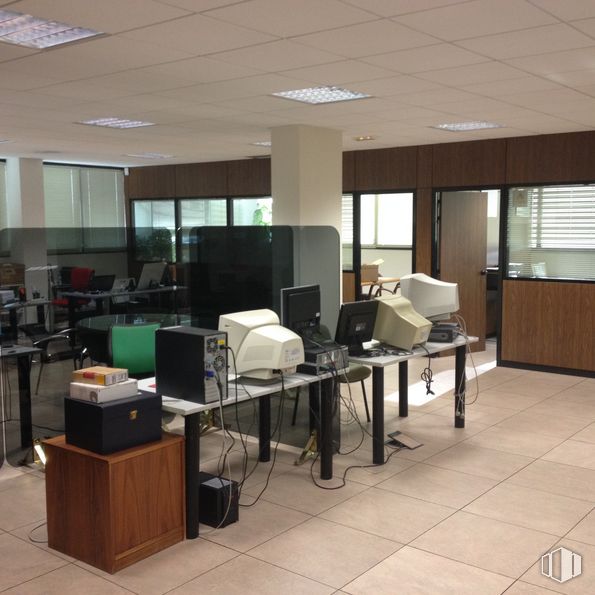 Oficina en alquiler y venta en Edificio Antares, Calle Fábricas, 8, Alcorcón, Madrid, 28923 con ebanistería, equipaje y bolsos, mesa, mueble, pantalla de ordenador, ordenador personal, escritorio de ordenador, accesorio, silla de oficina y ordenador alrededor