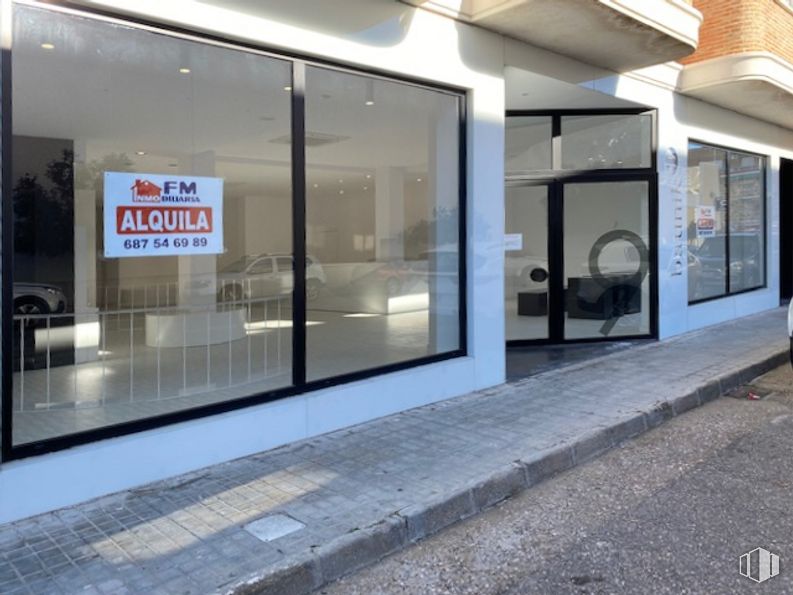 Retail for rent at Zona Centro, Sonseca, Toledo, 45100 with building, window, interior design, automotive exterior, fixture, shade, vehicle door, commercial building, facade and door around