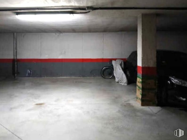 Retail for sale & for rent at Avenida Guadarrama, Villanueva del Pardillo, Madrid, 28229 with tire, wheel, clothing, flooring, floor, asphalt, automotive tire, tread, parking and hall around