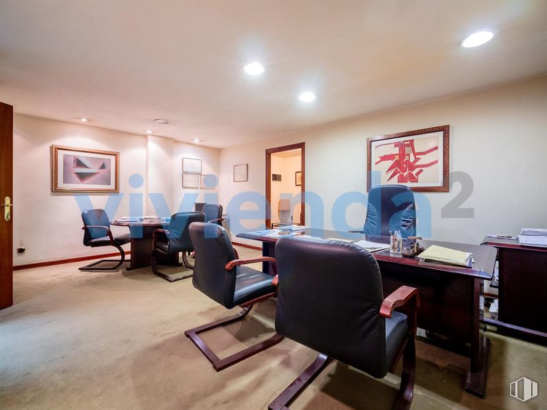 Office for sale at Calle Doctor Esquerdo, Retiro, Madrid, 28007 with chair, desk, picture frame, furniture, lighting, office chair, flooring, floor, living room and comfort around