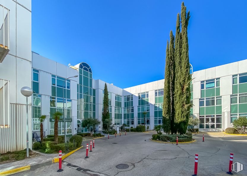 Oficina en alquiler en Calle San Severo, 30, Barajas, Madrid, 28042 con edificio, cielo, propiedad, planta, ventana, superficie de carretera, condominio, asfalto, diseño urbano y luz de la calle alrededor