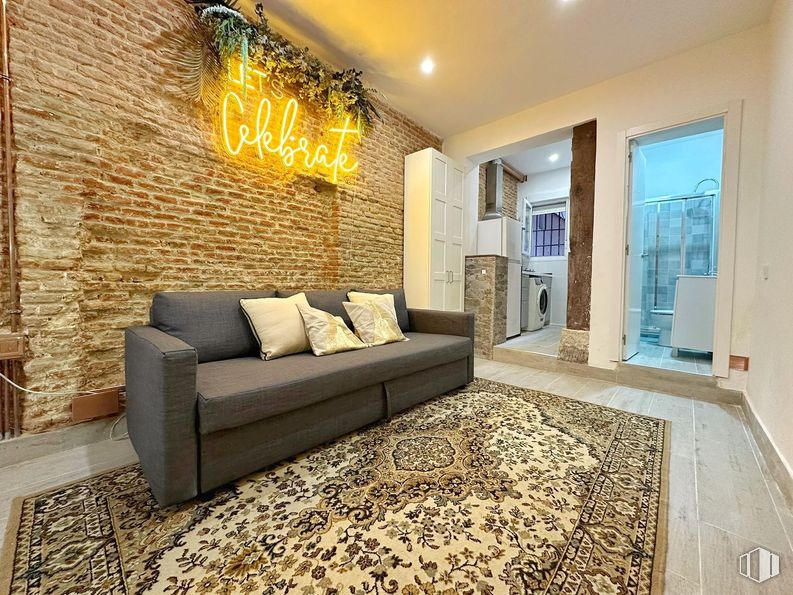 Retail for sale at Calle Amparo, Centro, Madrid, 28012 with couch, throw pillow, interior design, flooring, furniture, floor, wall, wood, living room and ceiling around