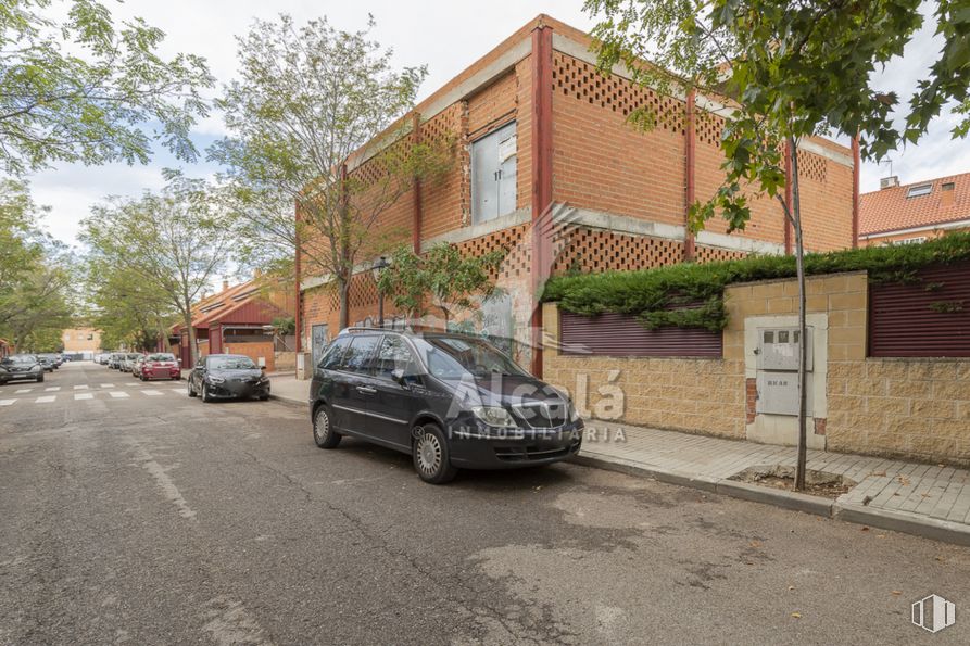 Retail for sale at Calle Valdeorilla, Daganzo de Arriba, Madrid, 28814 with car, house, automotive parking light, building, wheel, vehicle, sky, tire, plant and road surface around