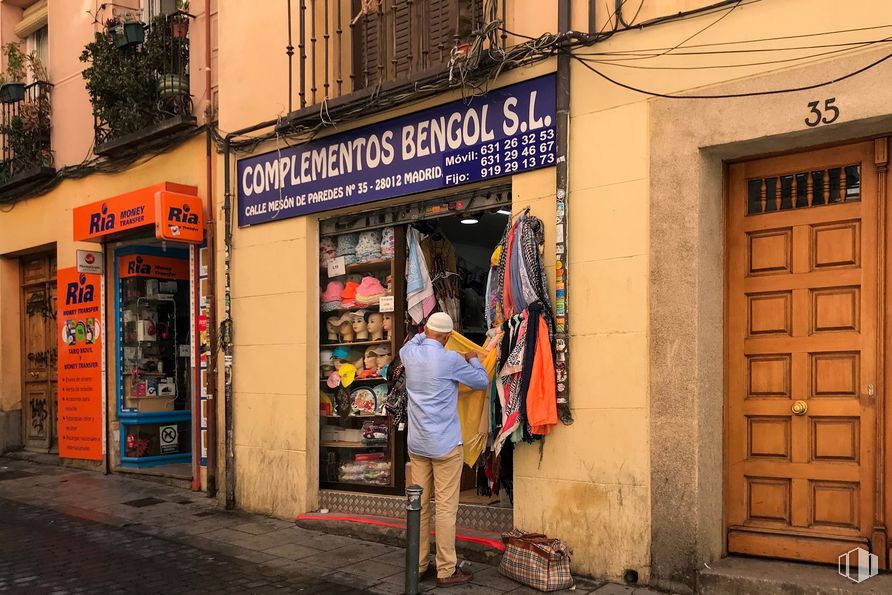 Retail for rent at Calle Mesón de Paredes, 35, Centro, Madrid, 28012 with door, pants, person, top, luggage & bags, building, window, fixture, street fashion and neighbourhood around