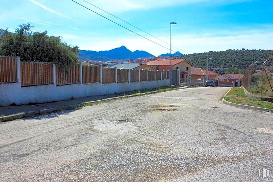 Land for sale at Calle Concepción, Robledo de Chavela, Madrid, 28294 with cloud, sky, plant, building, road surface, slope, asphalt, tree, land lot and residential area around