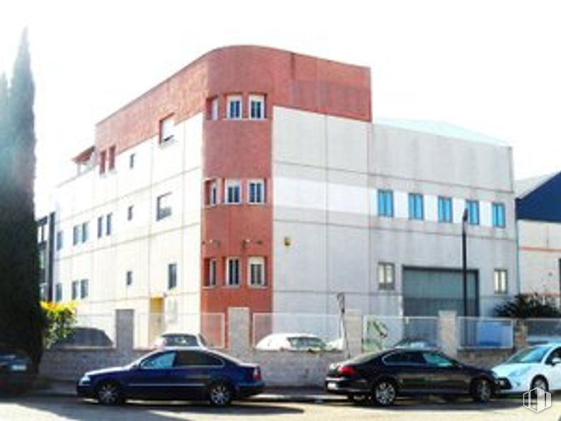 Industrial for sale at Polígono Los Olivos, Getafe, Madrid, 28906 with car, building, automotive parking light, urban design, composite material, commercial building, family car, automotive tail & brake light, luxury vehicle and parking around