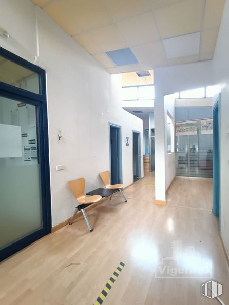 Oficina en alquiler en Calle Enmedio, Torrejón de Ardoz, Madrid, 28850 con silla, accesorio, interiorismo, suelos, suelo, hall, madera, inmobiliario, suelo de baldosas y edificio alrededor