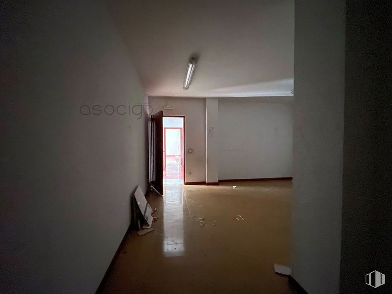 Retail for rent at Avenida Ejército, Guadalajara, 19004 with fixture, wood, flooring, floor, building, tints and shades, hardwood, ceiling, plaster and composite material around