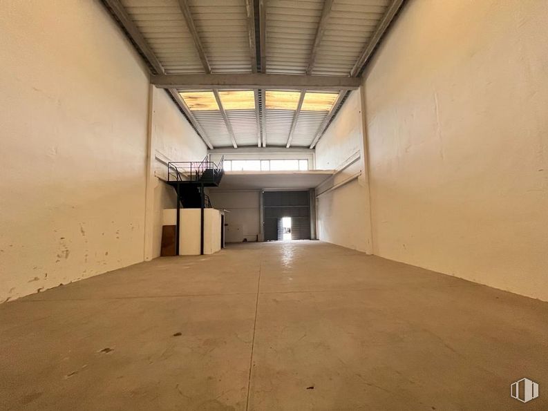 Industrial for sale at Zona Industrial Estación Meco, Meco, Madrid, 28880 with door, fixture, hall, wood, flooring, building, ceiling, concrete, composite material and symmetry around