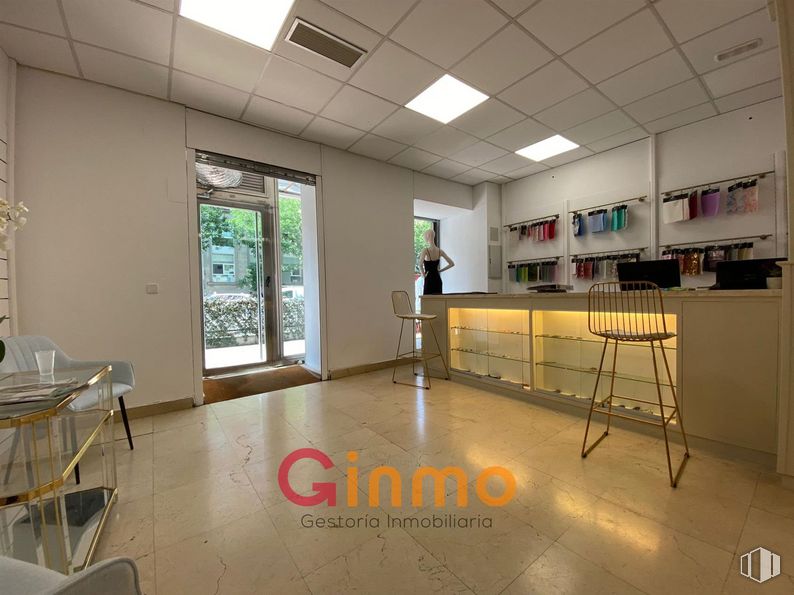 Retail for sale at Calle Diego de León, Salamanca, Madrid, 28006 with chair, property, interior design, fixture, hall, architecture, window, flooring, floor and wood around