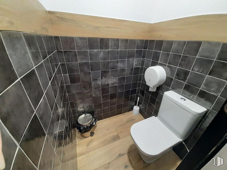 Retail for sale at Calle Martin Luther King, Alcorcón, Madrid, 28922 with toilet, plumbing fixture, bathroom, floor, flooring, plumbing, tile flooring, composite material, toilet seat and ceiling around