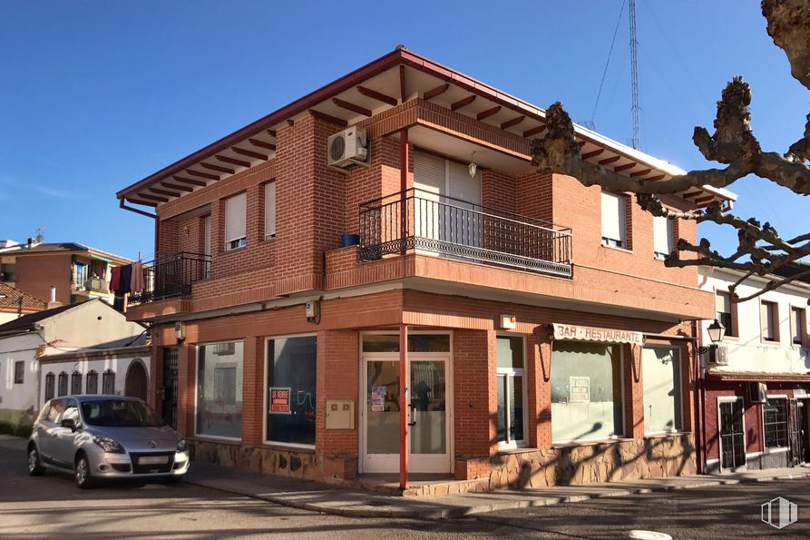 Retail for sale & for rent at Calle Javier Martín Artajo, 1, San Martín de Valdeiglesias, Madrid, 28680 with car, house, window, sky, building, vehicle, wheel, tire, wood and neighbourhood around