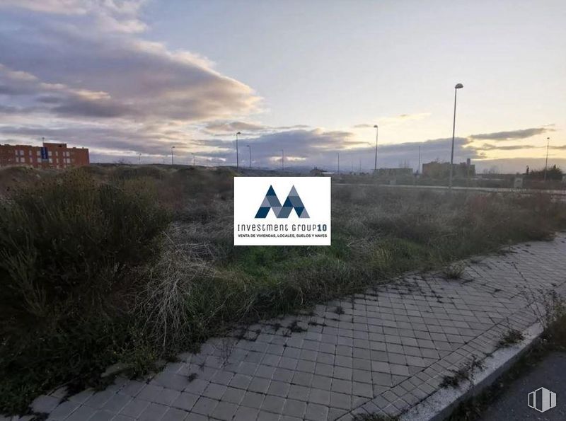 Land for sale at Arrabal 3/2 Bachiller 2, Ávila, 05002 with building, cloud, sky, plant, land lot, grass, road surface, asphalt, horizon and landscape around