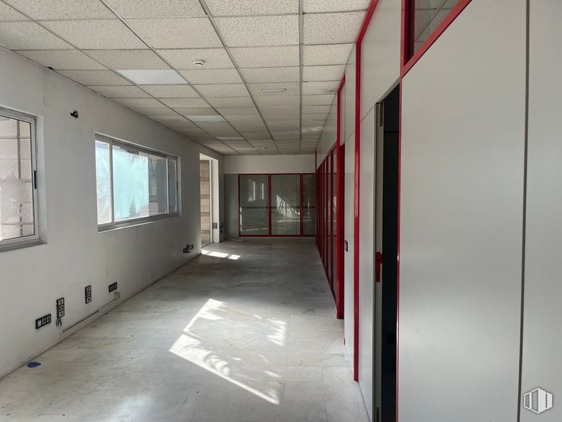 Industrial for rent at Calle Fundición, Rivas-Vaciamadrid, Madrid, 28529 with window, door, flooring, wall, floor, ceiling, interior design, composite material, hall and glass around