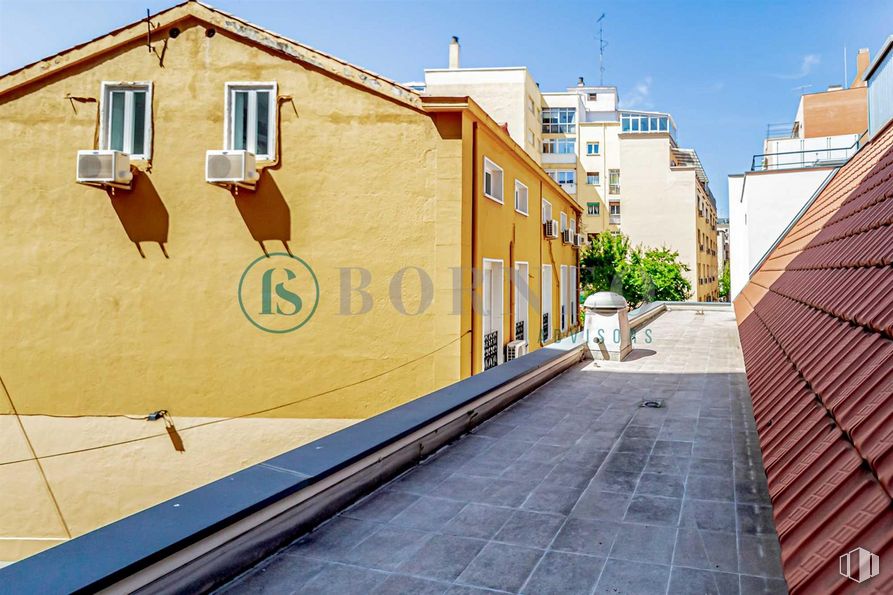 Oficina en venta en Calle Robledillo, 9, Chamberí, Madrid, 28003 con ventana, edificio, planta, cielo, madera, naranja, superficie de la carretera, casa, asfalto y suelos alrededor