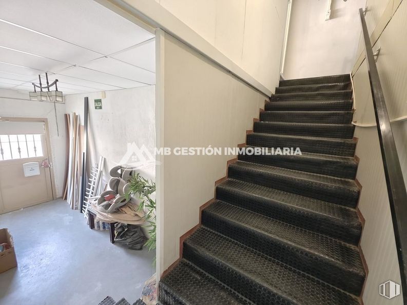 Industrial for sale at Polígono Industrial Villa Azaña, Numancia de la Sagra, Toledo, 45230 with plant, building, stairs, wood, houseplant, floor, flooring, fixture, hall and hardwood around