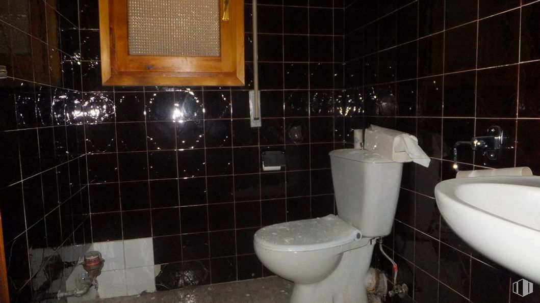 Office for rent at Zona Acueducto, Segovia, 40002 with toilet, sink, brown, property, plumbing fixture, bathroom, black, purple, tap and floor around