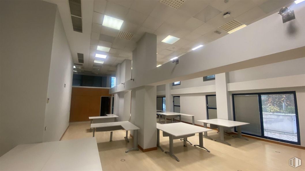 Oficina en alquiler y venta en Calle López Santos, 4, Las Rozas de Madrid, Madrid, 28230 con escritorio, mesa, mueble, alumbrado, interiorismo, suelo, suelos, accesorio, mesa de trabajo y hall alrededor