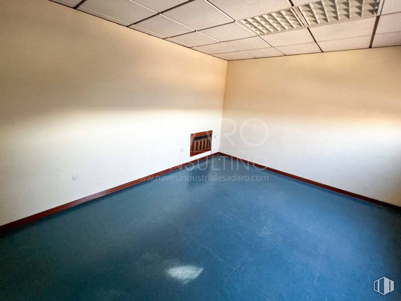 Nave en venta en Calle Sierra Morena, San Fernando de Henares, Madrid, 28830 con suelos, suelo, techo, hall, tinte para madera, barniz, madera dura, pintura, iluminación natural y limpieza alrededor