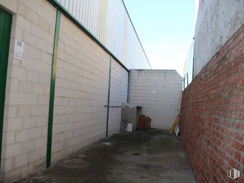 Industrial for sale & for rent at Calle Príncipe de Asturias, Villarejo de Salvanés, Madrid, 28590 with plant, sky, brickwork, asphalt, road surface, building, brick, wall, tree and wood around